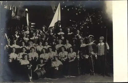 Foto Ak Theaterschauspieler bei einem Gruppenfoto auf der Bühne