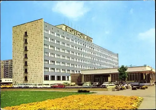 Ak Gera in Thüringen, Blick auf das Interhotel Gera, Parkplatz, Blumenbeete