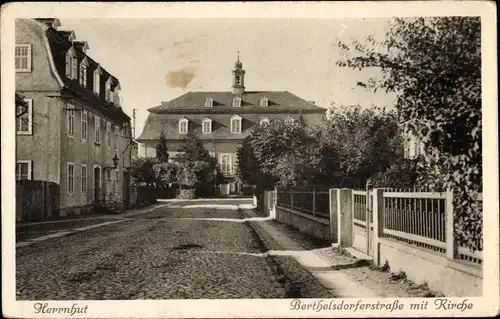 Ak Herrnhut in der Oberlausitz, Blick in die Berthelsdorferstraße mit Kirche