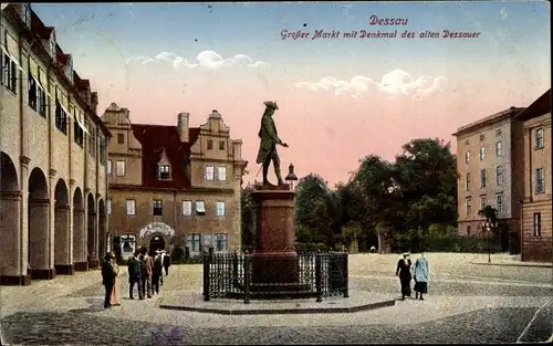 Ak Dessau in Sachsen Anhalt, Partie auf dem grossen Markt mit Denkmal des alten Dessauer