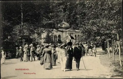 Ak Mariánské Lázně Marienbad Reg. Karlsbad, Waldquelle, Passanten, Langhans