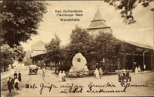 Ak Bad Rothenfelde am Teutoburger Wald, Blick auf die Wandelhalle, Straßenpartie