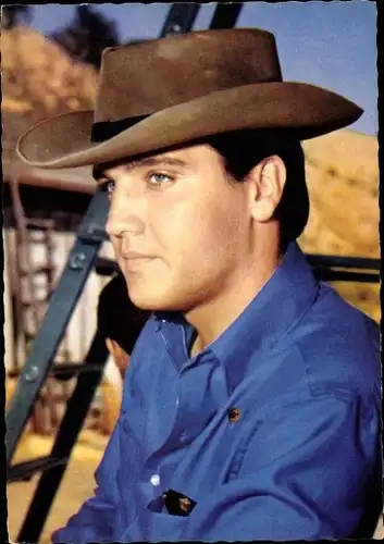 Ak Schauspieler und Sänger Elvis Presley, Portrait mit Cowboyhut, Flammender Stern