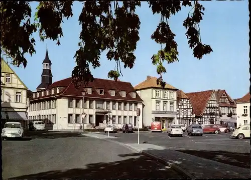 Ak Quakenbrück in Niedersachsen, Blick über den Marktplatz, Fachwerkhäuser, Autos, Sparkasse