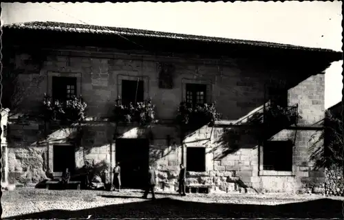 Ak Santillana del Mar Kantabrien, Parador de Gil Blas, Blick auf eine Herberge