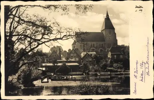 Ak Mölln im Herzogtum Lauenburg, Uferpartie mit Blick zur Kirche, Bootsanleger