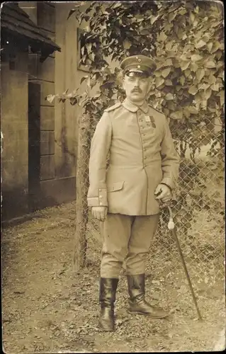 Foto Ak Deutscher Soldat in Uniform mit Orden, Stiefel