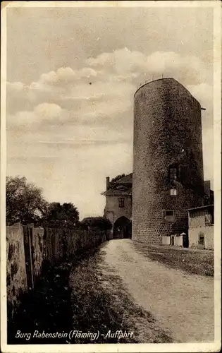 Ak Rabenstein Fläming in Brandenburg, Auffahrt zur Burg, Burgturm