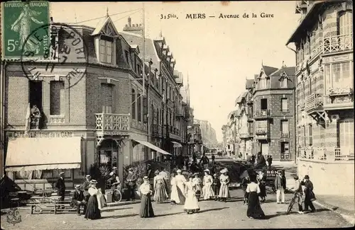Ak Mers Somme, Avenue de la Gare, Cafe de l'Avenue de la Gare Marquant, Anwohner, Passanten
