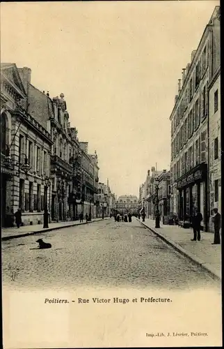 Ak Poitiers Vienne, Rue Victor Hugo et Préfecture, Straßenpartie