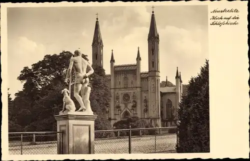 Ak Neustrelitz Mecklenburg Vorpommern, Blick auf die Schlosskirche, Statue