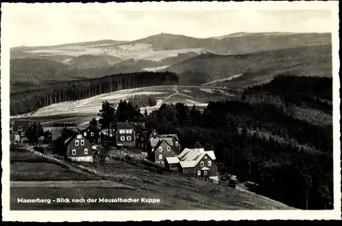 Foto Ak Masserberg in Thüringen, Blick zur Meuselbacher Kuppe, Panoramaansicht v. Ort u. Umgebung