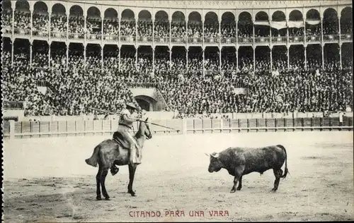 Ak Stierkampf in der Stierkampfarena, Zuschauer, Torero, Citando para una vara