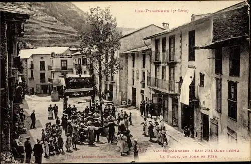 Ak San Sant Julià de Lòria Andorra, La Place, un jour de Fete, Platz am Festtag, Anwohner, Tanz