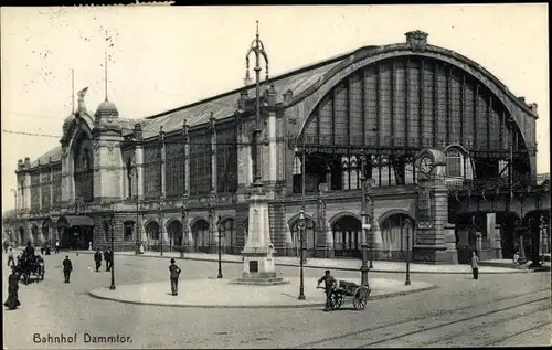 Ak Hamburg Altstadt, Bahnhof Dammtor, Straßenansicht, Passanten