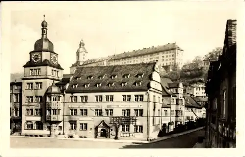 Ak Rudolstadt in Thüringen, Rathaus, Gesamtansicht mit Vorhof, Schloss im Hintergrund,Häuserfassaden