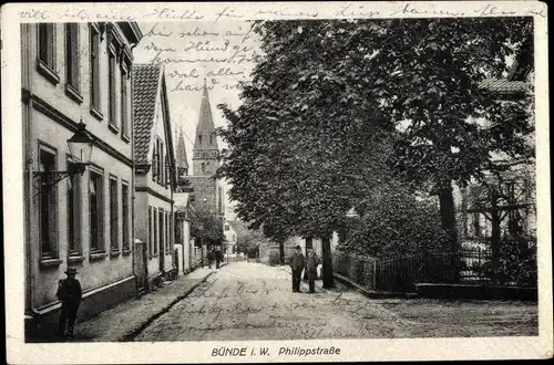 Ak Bünde in Ostwestfalen, Philippstraße, Wohnhäuser und Blick zur Kirche, Anwohner
