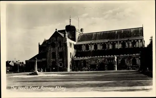 Ak Romsey South East England, View of the north front of Romsey Abbey