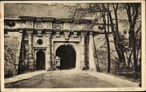 Ak Legnica Liegnitz Schlesien, Blick auf das Schlossportal
