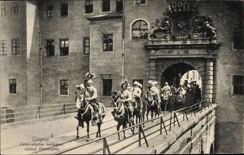 Ak Torgau an der Elbe Nordsachsen, Geharnischte verlassen Schloss Hartenfels