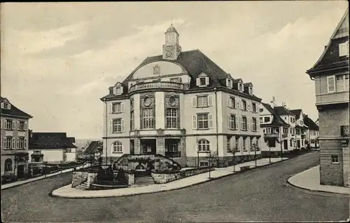 Ak Donaueschingen im Schwarzwald, Das neue Rathaus, Straßenpartie