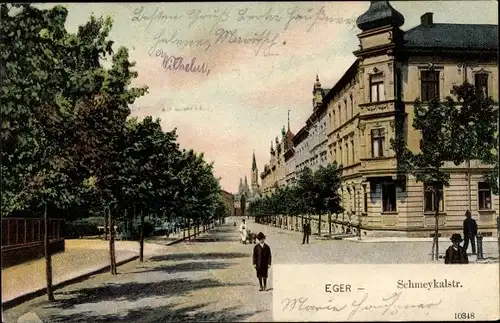 Ak Eger Reg. Karlsbad, Schmeykalstraße, Allee, Kirche, Panorama, Passanten