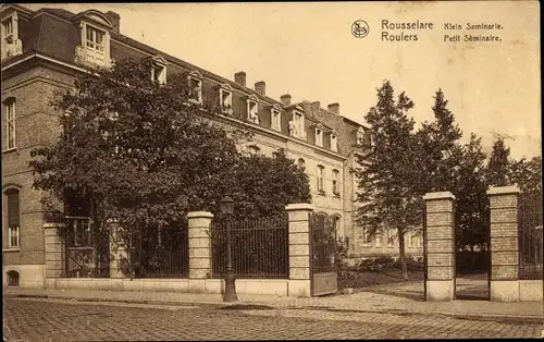 Ak Roeselare Westflandern, Klein Seminarie, Straßenpartie mit Blick auf ein Gebäude