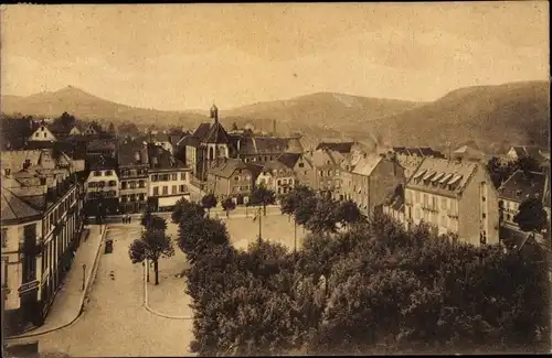 Ak Saverne Zabern Elsass Bas Rhin, Schlossplatz mit Blick auf Hohbarr und Greifenstein