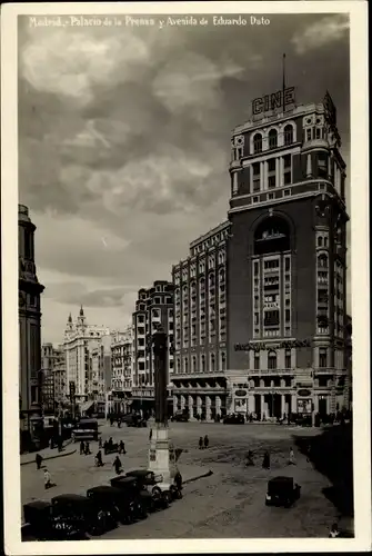 Ak Madrid Spanien, Palacio de la Prensa y Avenida de Eduardo Dato, Automobile, Straßenpartie