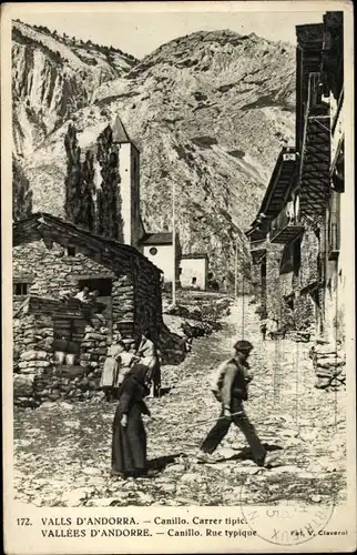 Ak Canillo Andorra, Carrer tipic, Straße im Ort, Kirche, Wohnhäuser, Anwohner