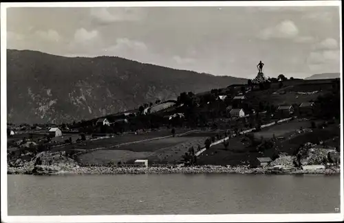 Ak Vangsnes Norwegen, Frithjofstatue, Landschaftsansicht mit Denkmal und Häusern