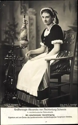 Ak Großherzogin Alexandra von Mecklenburg, Spinnrad, Sitzportrait