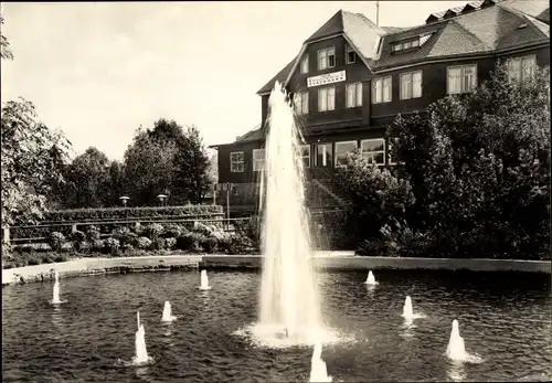 Ak Oberhof im Thüringer Wald, FDGB Erholungsheim Stachanow, Teilansicht, Fontänenbrunnen