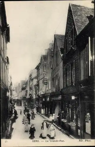 Ak Sens Yonne, La Grande Rue, Geschäftshäuser, Passanten