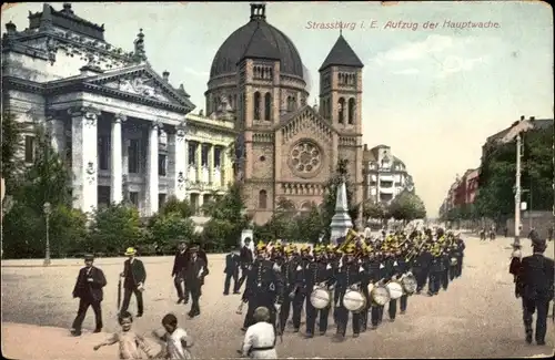 Ak Strasbourg Straßburg Elsass Bas Rhin, Aufzug der Hauptwache, Militärkapelle, Denkmal