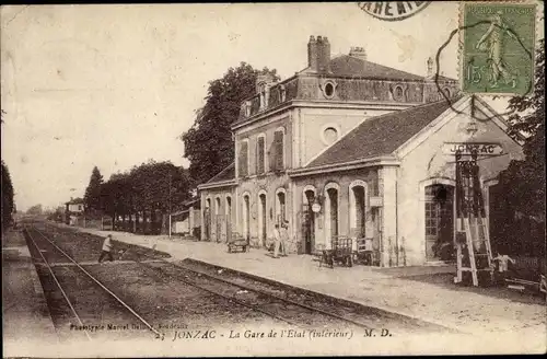 Ak Jonzac Charente Maritime, La Gare de l'Etat, interieur, Staatsbahnhof von der Gleisseite