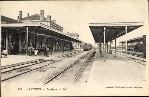 Ak Langres Haute Marne, La Gare, Bahnhof von der Gleisseite, Bahnsteige, Passagiere