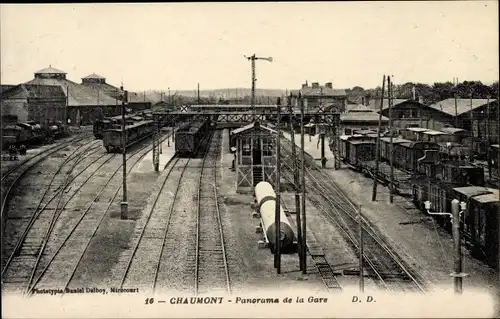 Ak Chaumont Haute Marne, Panorama de la Gare, Bahnhof mit Güterwaggons, Anlagen