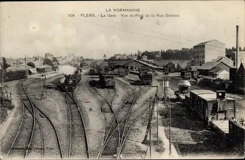 Ak Flers Orne, La Gare, Vue du Pont de la Rue Schnetz, Bahnhof und Bahnanlagen, Dampflokomotive