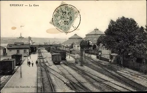 Ak Épernay Marne, La Gare, Bahnhof von der Gleisseite, Lokschuppen, Güterwaggons