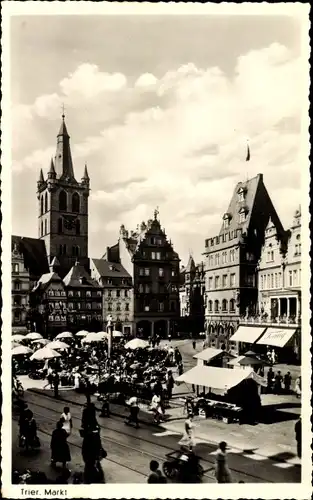 Ak Trier in Rheinland Pfalz, Blick auf den Markt, Stadtansicht, Marktstände