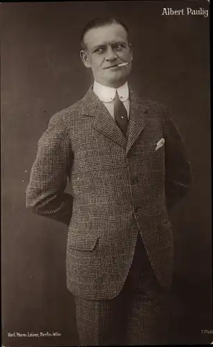 Ak Schauspieler Albert Paulig, Portrait, Zigarette rauchend