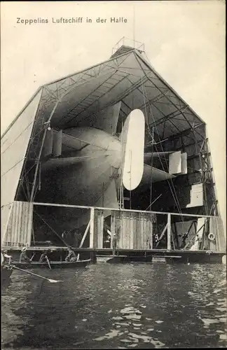Ak Zeppelins Luftschiff in der Halle, Luftschiffhalle auf dem Bodensee