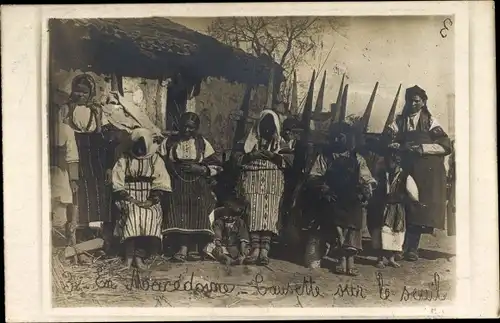 Foto Ak Mazedonien, Volkstrachten, Frauen und Kinder in traditioneller Kleidung