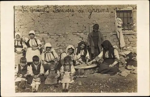 Foto Ak Griechenland, Frauen und Kinder in Volkstrachten, brisures de grains