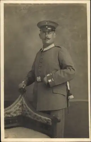 Foto Ak Deutscher Soldat in Uniform, Portrait, Schirmmütze