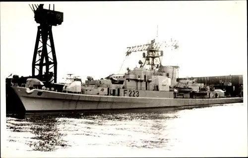 Foto Ak Deutsches Kriegsschiff, Karlsruhe, F 223, Fregatte, Bundesmarine