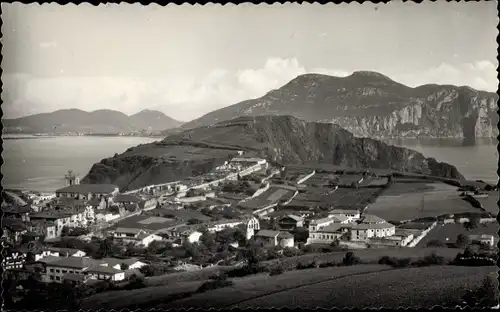 Ak La Atalaya Laredo in Kantabrien, Panorama von Ort und Küstenpartie, Berge