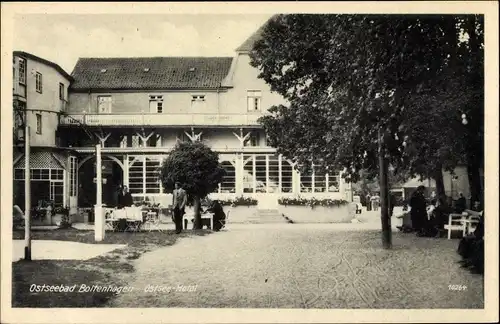 Ak Ostseebad Boltenhagen, Blick auf das Ostseehotel, Innenhof