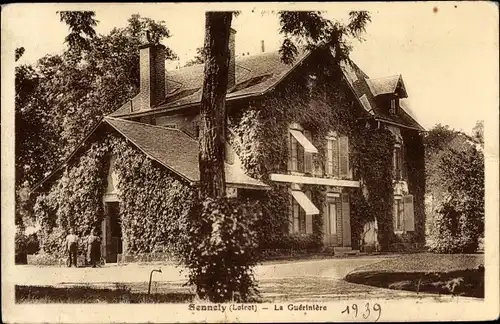 Ak Sennely Loiret, La Guérinière, mit Efeu bewachsenes Haus